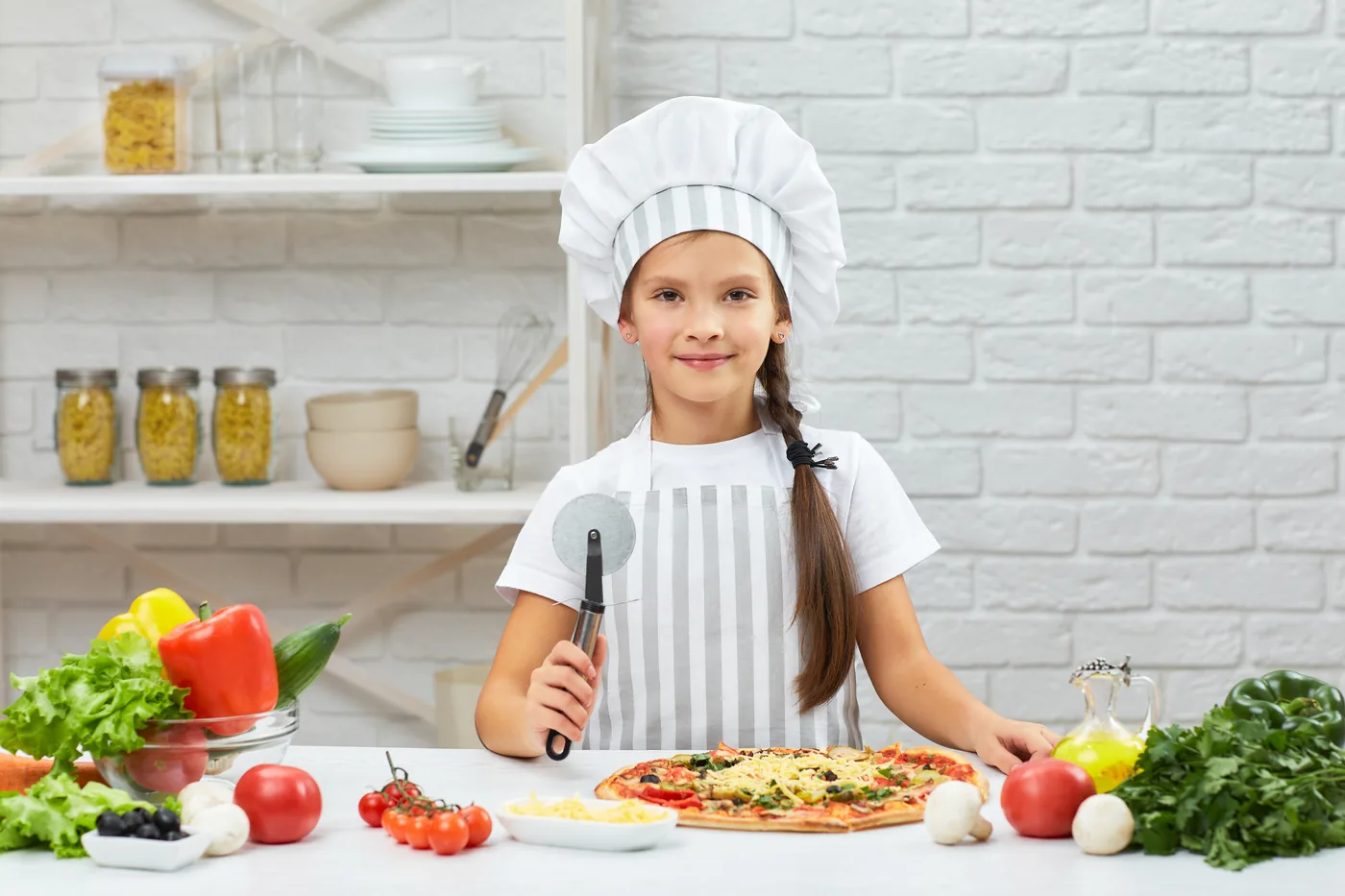 Criança preparando a própria pizza no espaço kids da DuCais